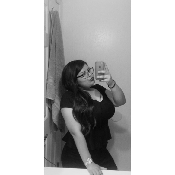 Profile Picture of Savannah Vargas (@savannah721) on Poshmark