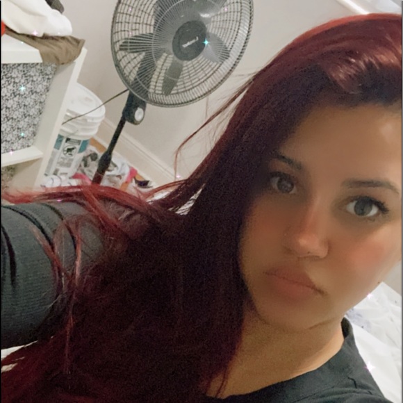 Profile Picture of Amanda Pulido (@amanda28p) on Poshmark