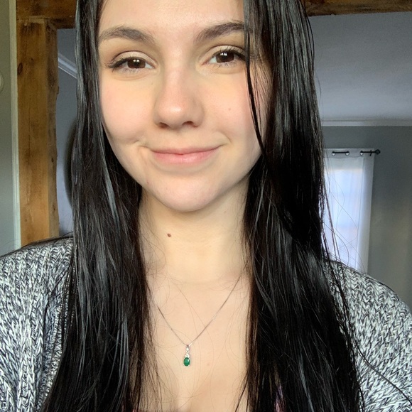 Profile Picture of Ruthanne Middlemiss (@ruthannexdwhat) on Poshmark