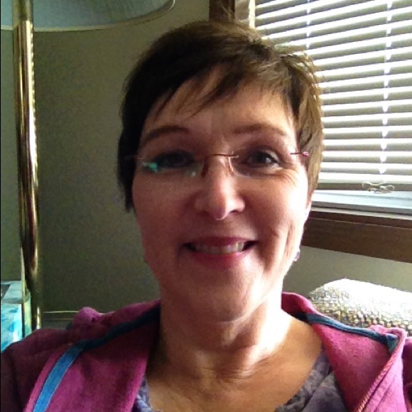 Profile Picture of Mary Knipfer (@knipfer) on Poshmark