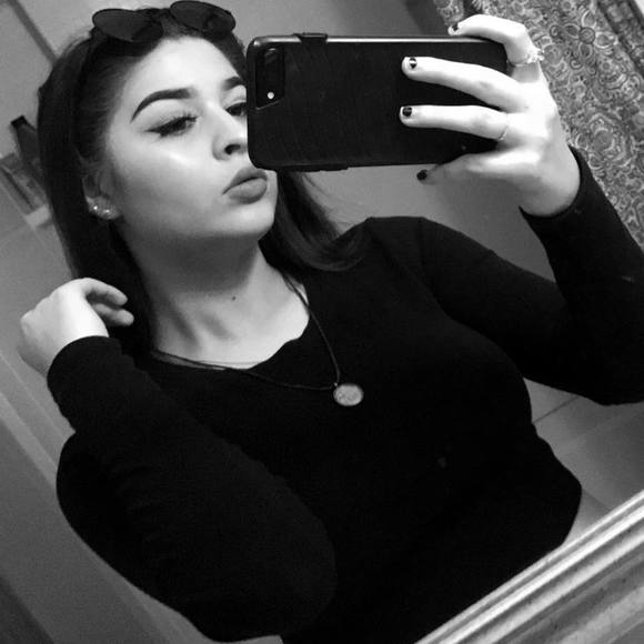 Profile Picture of Brenna Marie (@brennamarrelli_) on Poshmark