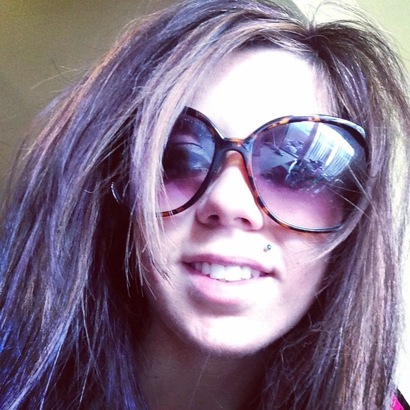 Profile Picture of Ashley Brackin (@abrackin11) on Poshmark