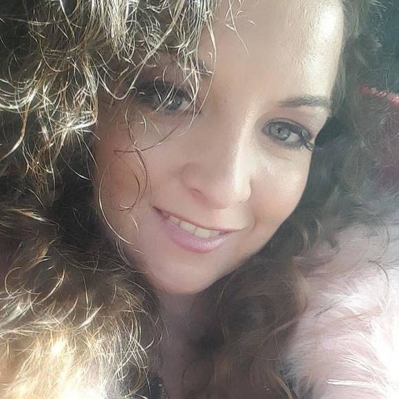 Profile Picture of Melissa Houdek (@tiler1416) on Poshmark