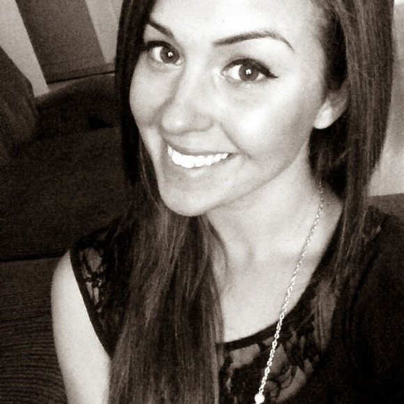 Profile Picture of April Aguillard (@aprilmichellee1) on Poshmark