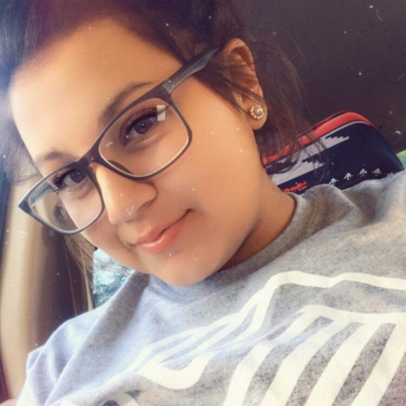 Profile Picture of Ashleigh Colombe (@acolombe39) on Poshmark