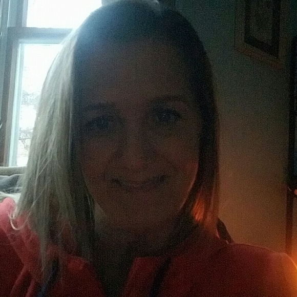 Profile Picture of April Minor (@april4172) on Poshmark