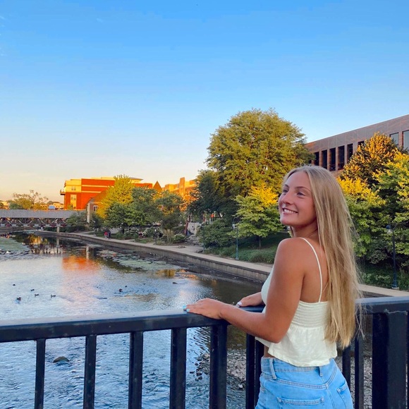 Profile Picture of Aleah Radojevich (@aleahrado) on Poshmark