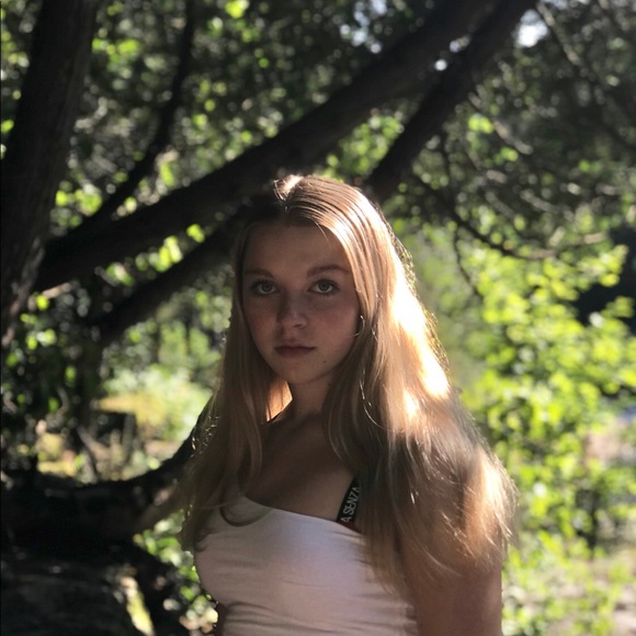 Profile Picture of Kelly anne Goulet (@kellyannegoulet) on Poshmark