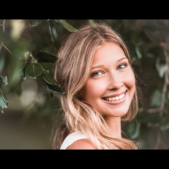 Profile Picture of Emma Helling (@emmahelling) on Poshmark