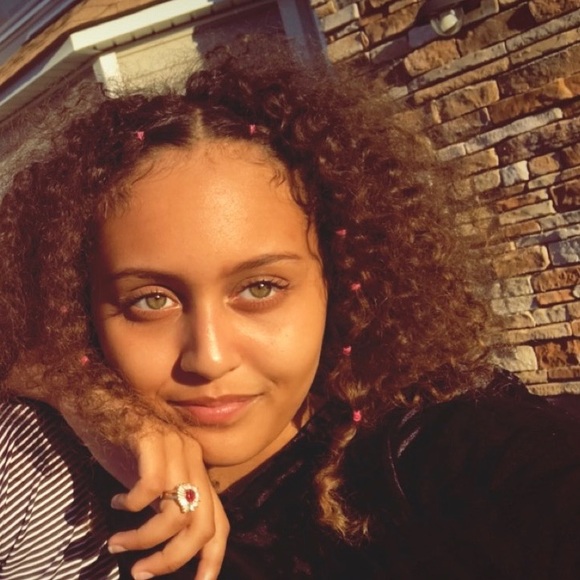 Profile Picture of Chelsie Young (@chelsie2330) on Poshmark