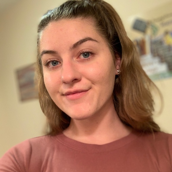 Profile Picture of Taylor Mello (@tmello1231) on Poshmark