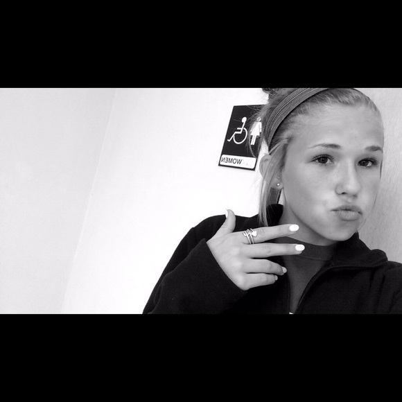 Profile Picture of Lexi Blassingame (@lexxi02) on Poshmark