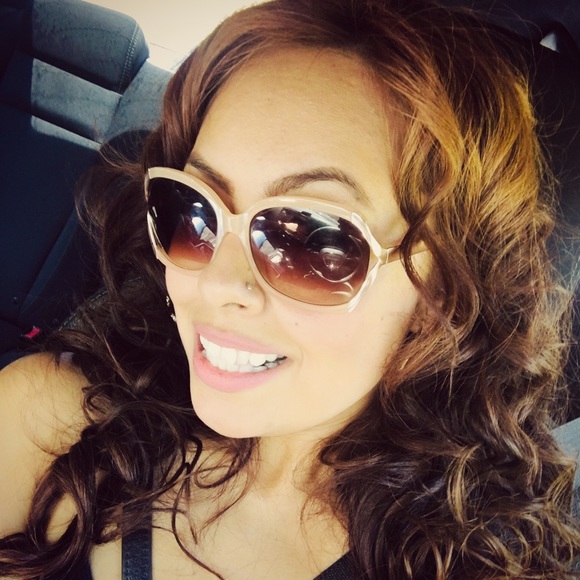 Profile Picture of Maria Vindiola (@evindi) on Poshmark