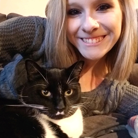 Profile Picture of Mallory Avink (@maliboo1012) on Poshmark