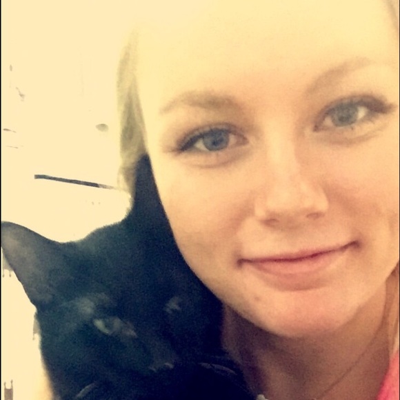 Profile Picture of Carly Bowles (@carlybowles) on Poshmark
