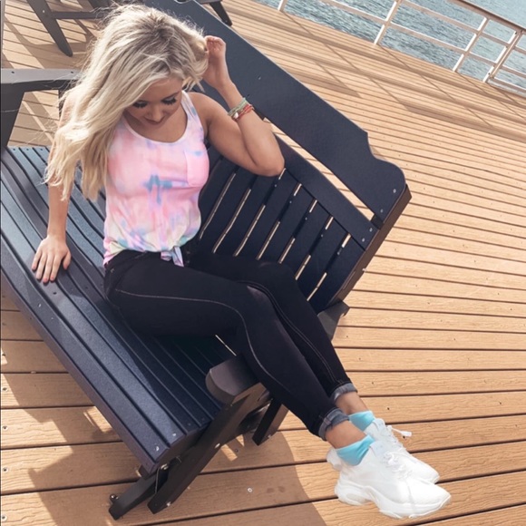 Profile Picture of Alexia Fain (@alexlaureng) on Poshmark