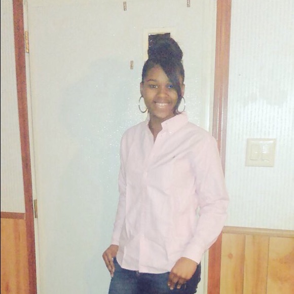 Profile Picture of Kiarra Young (@kiarraselena) on Poshmark