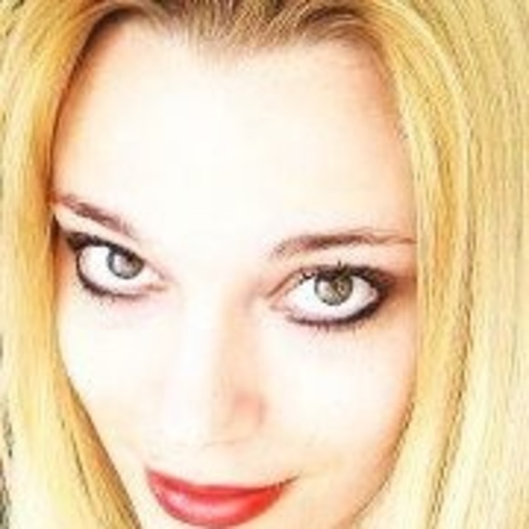 Profile Picture of Allene Peterson (@allene87) on Poshmark