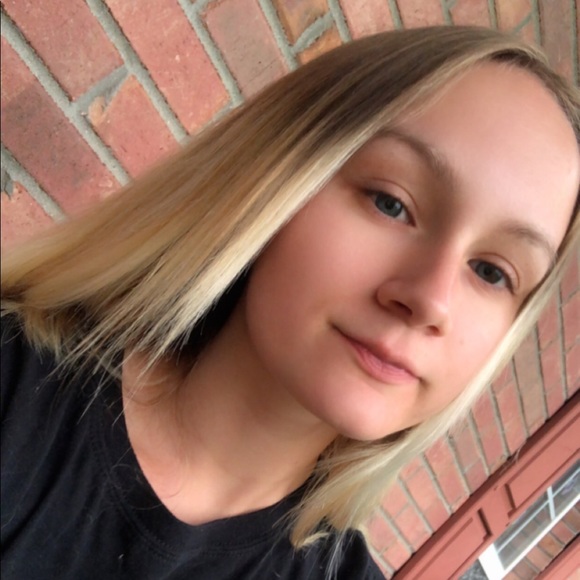 Profile Picture of Kat Roecker (@katroecker) on Poshmark