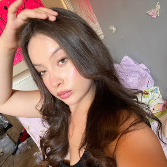 Profile Picture of Alexa Santacruz (@alexa_santacruz) on Poshmark