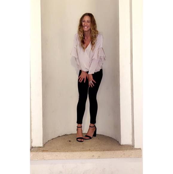 Profile Picture of Ariel Vaughn (@itsarrrielx3) on Poshmark