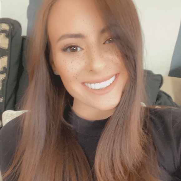 Profile Picture of Sydney Lockhead (@sydneylockhead) on Poshmark