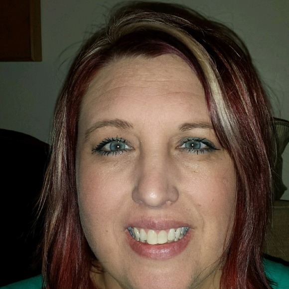 Profile Picture of Beth Studer (@bethie105) on Poshmark