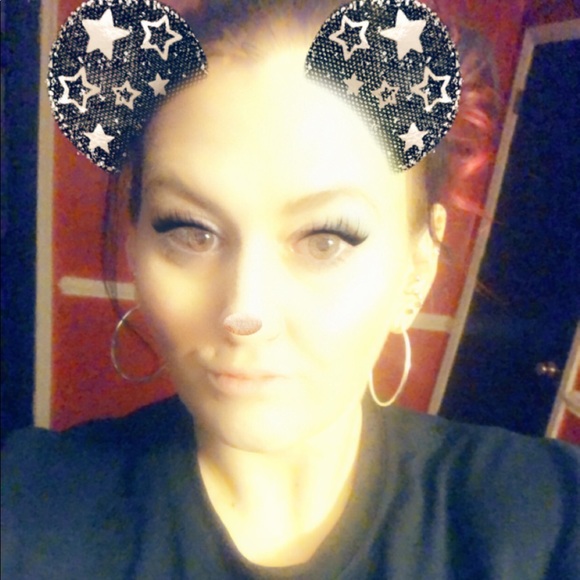 Profile Picture of Lisa Dodson (@lisad429) on Poshmark