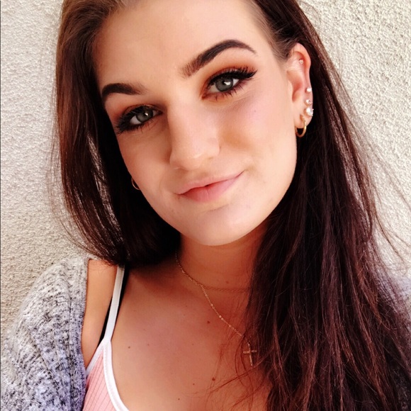 Profile Picture of Julia Arfsten (@juliagrace823) on Poshmark