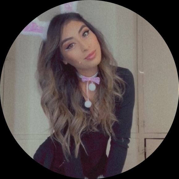 Profile Picture of Elizabeth Galicia (@lizzaiko) on Poshmark