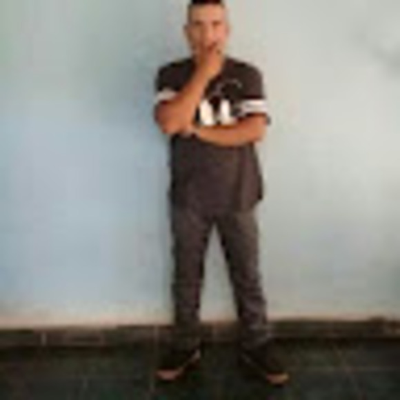 Profile Picture of Luciano Esteves (@luciano_esteves) on Poshmark