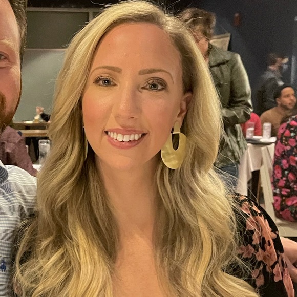 Profile Picture of Amanda Heafy (@unicornheafy) on Poshmark