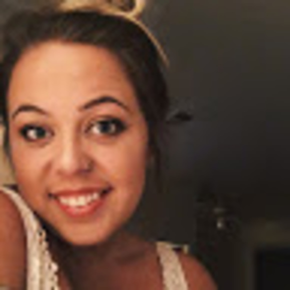 Profile Picture of Chloe Elliott (@cve1414) on Poshmark