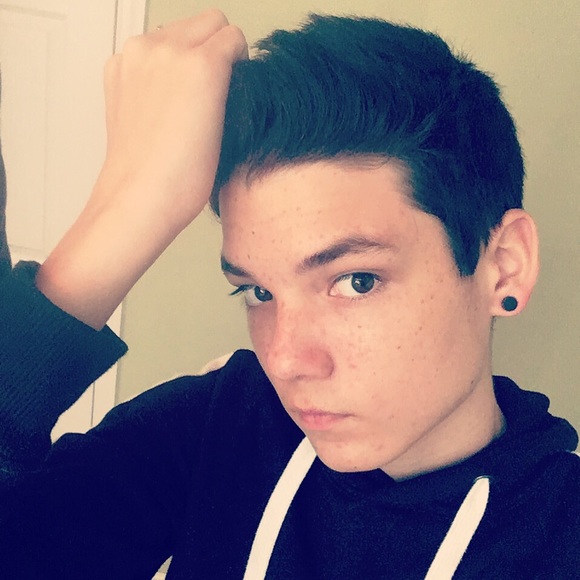 Profile Picture of Dustin Goodroe (@dustingoodroe) on Poshmark