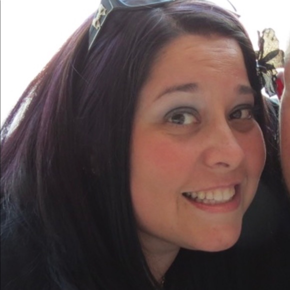 Profile Picture of Shauna Vawter (@shaunavawter) on Poshmark