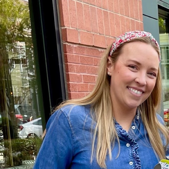 Profile Picture of Gillian Carroll (@biscuitscloset8) on Poshmark