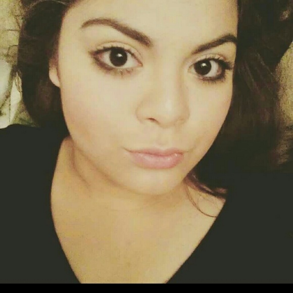 Profile Picture of Julia Bobadilla (@juliabobadilla) on Poshmark