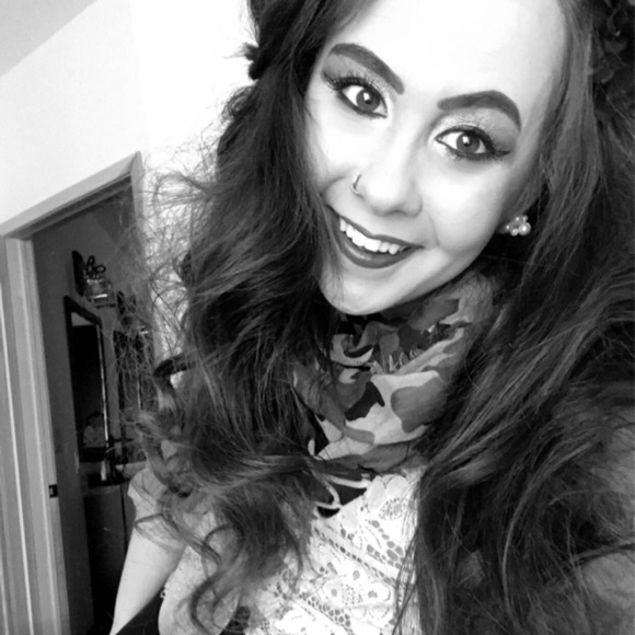 Profile Picture of Julia Kohn (@kohjul12) on Poshmark