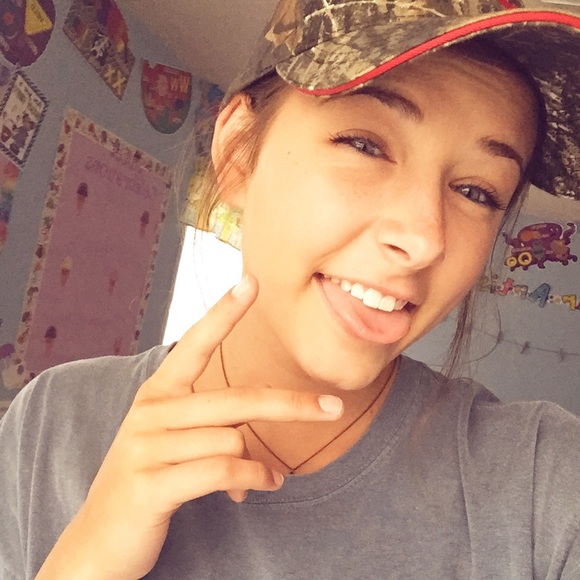 Profile Picture of Julia Bovee (@julia_shea) on Poshmark