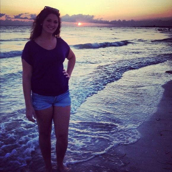 Profile Picture of Julie Leschinski (@julieleschinski) on Poshmark