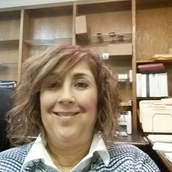 Profile Picture of Gina Bellew (@jonnyb16) on Poshmark