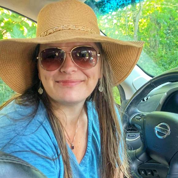 Profile Picture of Ami Torrey (@ami_torrey) on Poshmark