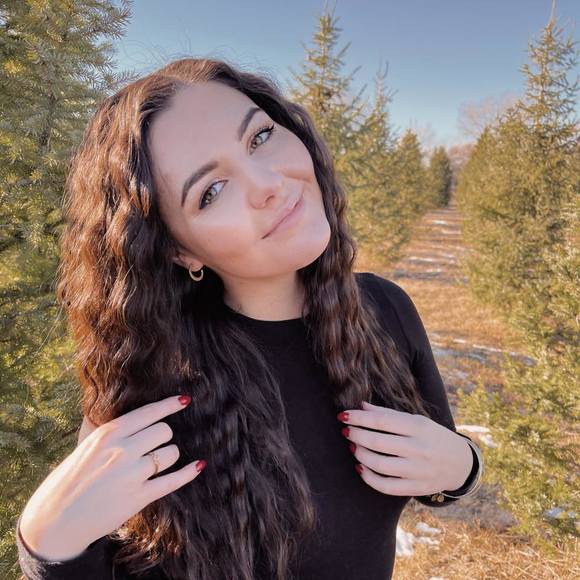 Profile Picture of Hallie Tueller (@hallie2ller) on Poshmark