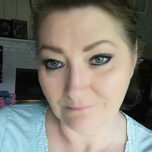 Profile Picture of Felicia Michnick (@felicia2cool) on Poshmark