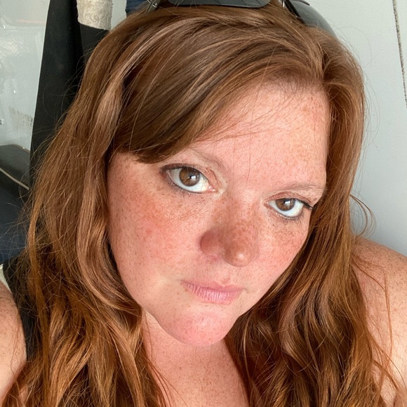 Profile Picture of Amanda Bradley (@amanda_sue82) on Poshmark