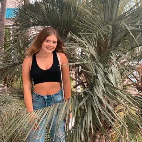 Profile Picture of Emma Eifling (@emmaeifling) on Poshmark