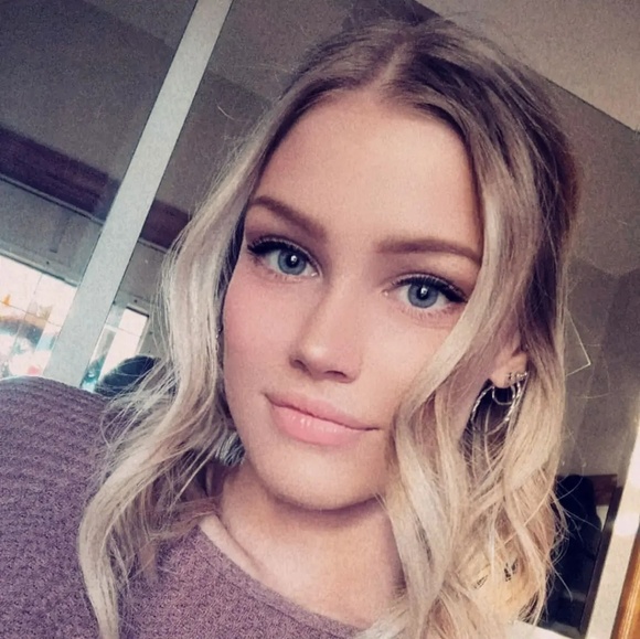 Brynn Dahlby - Poshmark Profile Picture of Brynn Dahlby (@dahlbb98) on Poshmark