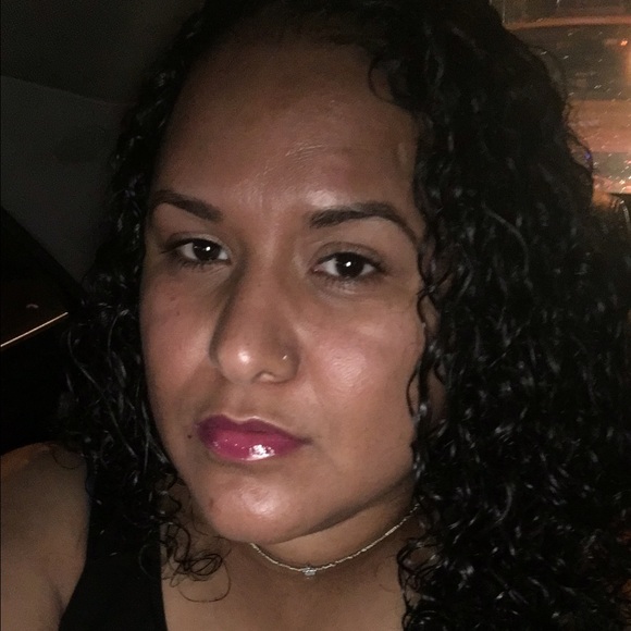 Profile Picture of Giselle Guzman (@gcruz326) on Poshmark