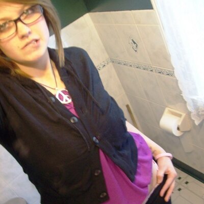 Profile Picture of Ariel DeCaro (@woahhitssnarree) on Twitter