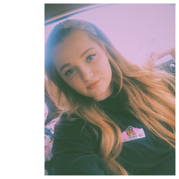 Profile Picture of Chelsey Ruppert (@eatprayvogue) on Poshmark